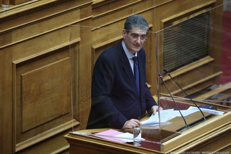 Γιαννούλης στη Βουλή: Το επίδομα ανεργίας συνδέεται με τις κρατήσεις των εργαζομένων