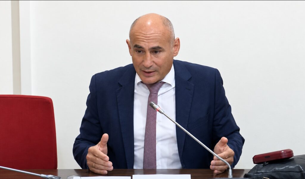 ΝΙΚΗ: Προληπτικές παρεμβάσεις και λογοδοσία για την οδική ασφάλεια ζητά ο Δελβερούδης