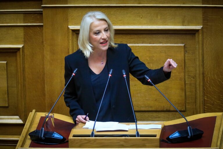 Συνάντηση της Ρένας Δούρου με τις ομοσπονδίες μηχανικών του Δημοσίου στη Βουλή