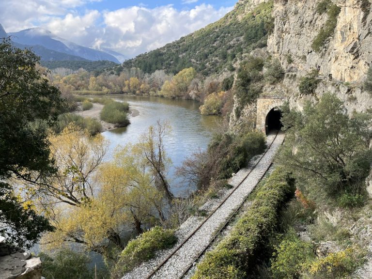 Σιδηροδρομική διαδρομή – ενδεικτική φωτογραφία, όχι τεκμηριωμένα ο Οδοντωτός