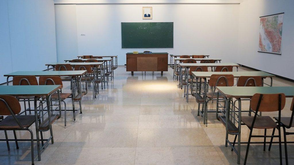 Πάτρα: Μαθήματα με φακούς κινητών καταγγέλλουν μαθητές του 7ου ΕΠΑΛ – Τι απαντά ο Δήμος